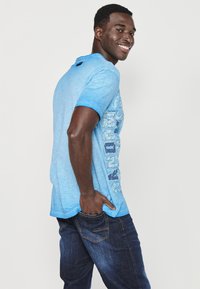 Koroshi SHORT SLEEVE  - Triko s potiskem - azul   blue