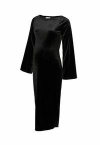 Vestido de maternidad de terciopelo negro con mangas largas, escote barco y abertura lateral, que presenta un diseño ajustado para acomodar una barriga en crecimiento.