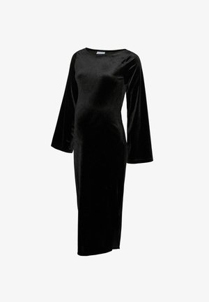 Sort fløjl graviditetskåbe med lange ærmer, bådhals og sideslids, der har et tætsiddende design til at imødekomme en voksende mave.
