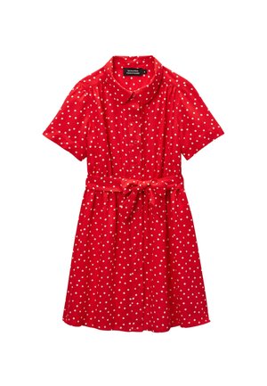Robe rouge à manches courtes avec des pois blancs, boutonnée sur le devant, col et ceinture assortie en tissu nouée en nœud à la taille.