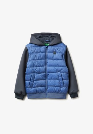 Chaqueta sin mangas acolchada azul con mangas largas y capucha en gris oscuro, cremallera frontal y dos bolsillos laterales.
