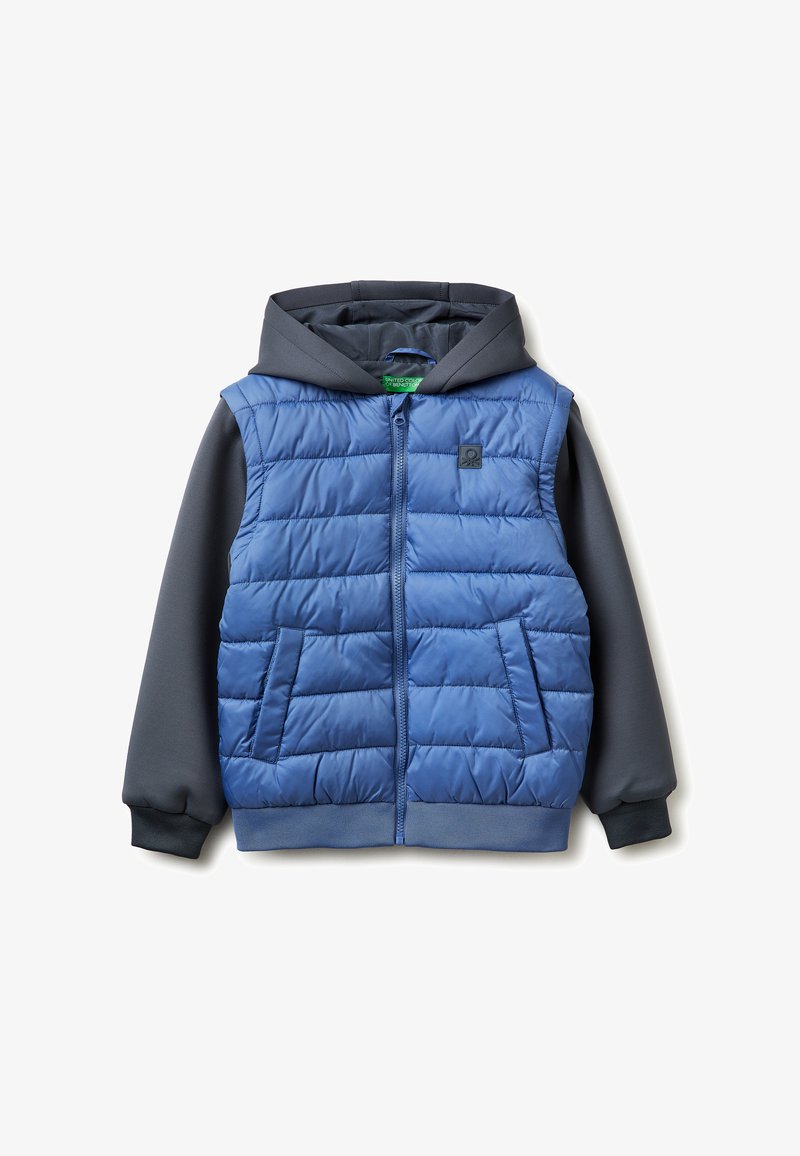 Blaue gesteppte ärmellose Jacke mit dunkelgrauen langen Ärmeln und Kapuze, Vorderreißverschluss und zwei Seitentaschen.