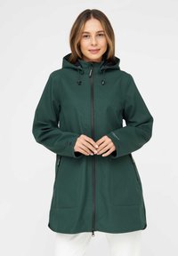 Chaqueta verde resistente al agua con capucha, cordones ajustables, cierre frontal de cremallera, dos bolsillos laterales y una superficie texturizada.