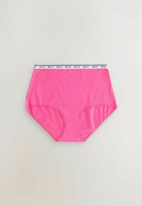 Culotte féminine taille haute de couleur rose avec une ceinture élastique blanche portant le texte répété "NEXT" en noir.