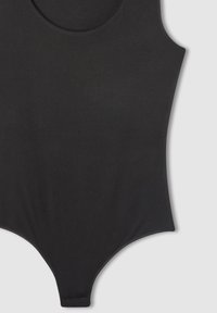 Body nero senza maniche con scollo rotondo, realizzato in tessuto morbido, steso su uno sfondo grigio chiaro.