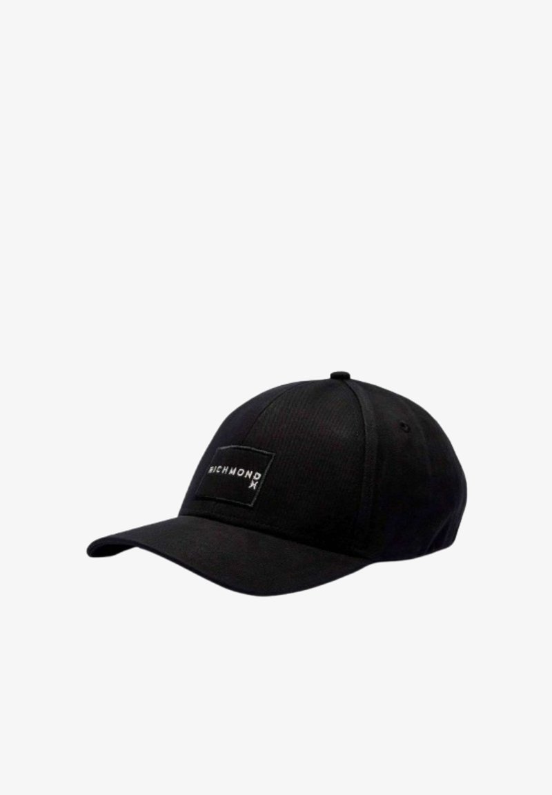 Cappellino da baseball nero con corona arrotondata e visiera curva. Presenta una toppa logo rettangolare bianca con la scritta "RICHMOND". Realizzato in tessuto testurizzato.