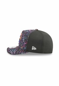 Bunt gekappte Mütze mit einem schwarzen und bespritzten Design. Verfügt über einen gebogenen Schirm, belüftete Seitenpaneele und ein weißes Logodetail.