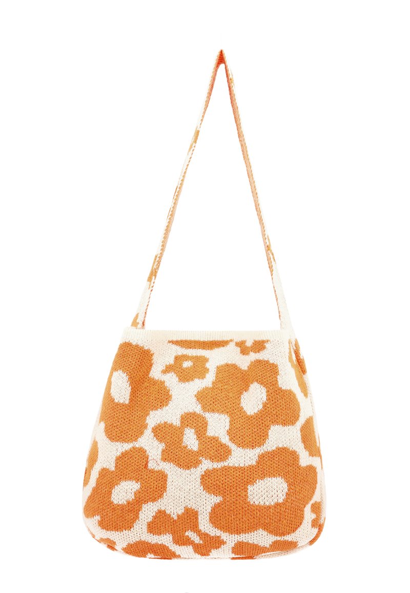 Strikket skuldertaske med et abstrakt blomster mønster i orange på en cremefarvet baggrund. Blød tekstur med en enkelt rem.
