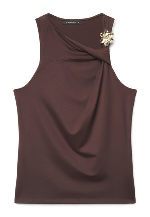 Blouse sans manches marron foncé avec un décolleté drapé et une broche florale dorée épinglée près de l'épaule.