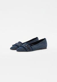 Ballettflater i denim med spisse tær. Mørk blå farge, strukturert stoff, med en flått kant og svart bånddetalj foran.