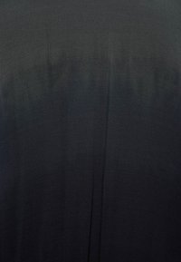 Tessuto nero con una texture sottile e una leggera lucentezza, caratterizzato da una finitura liscia e una caduta morbida. Nessun motivo visibile o dettagli hardware.