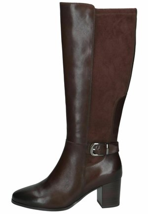 Stivale alto da donna in pelle marrone scuro e camoscio con tacco largo e dettaglio fibbia argento sul lato.