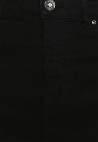 Jeans de ganga pretos com uma textura suave, apresentando um botão de metal prateado, costura visível e um design clássico de cinco bolsos.
