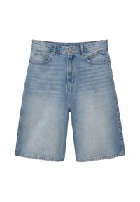 Short en jean bleu clair avec bouton devant, fermeture éclair, passants de ceinture et style cinq poches, posé à plat sur fond blanc.