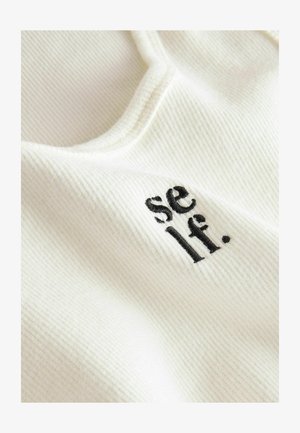 Witte ribstof met een ronde halslijn, versierd met zwarte geborduurde tekst "se lf." in een cursieve lettertype dichtbij de kraag.