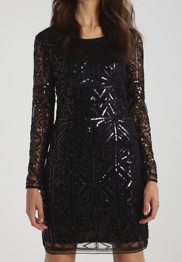 Robe noire mi-longue avec de longues manches transparentes, décorée de motifs géométriques en sequins et un col rond.