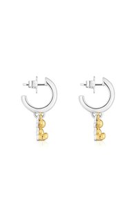 Srebrne kolczyki koła z akcentami żółtego złota, o gładkim, polerowanym wykończeniu oraz zawieszkami dekoracyjnymi w zaokrąglonym kształcie.