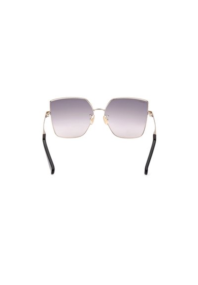 Obdélníkové sluneční brýle s gradientními šedými skly, zlatým kovovým rámem a černými plastovými konci na ramenou. Geometrický design s výraznými úhly.
