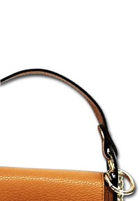 Sac à main en cuir tan avec une texture, doté d'une bandoulière en cuir noir et d'accents en acier doré.