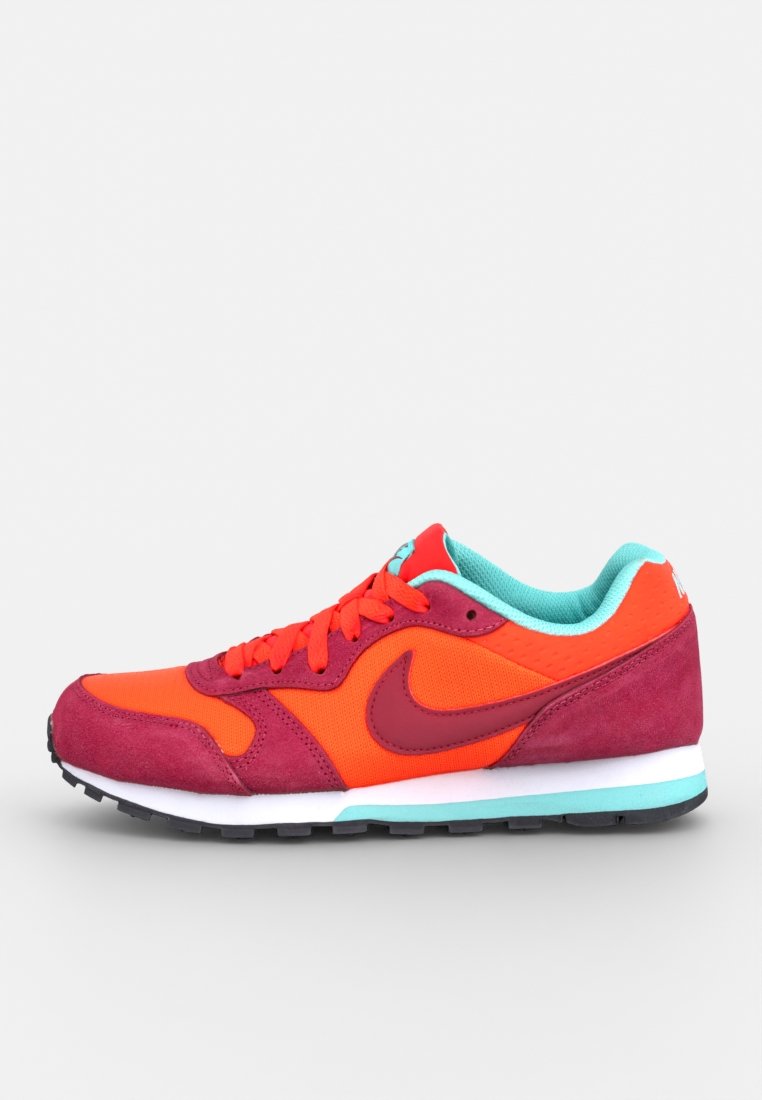 Zapatillas Nike en naranja y burdeos con una parte superior de ante y malla, acentos turquesa, suela de goma negra plana y diseño de cordones frontal.