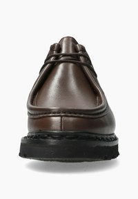 Mocassin en cuir marron avec un bout arrondi, présentant un laçage entrecroisé, une couture autour de la base et une semelle en caoutchouc noire.