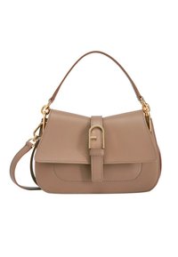 Bolso de cuero marrón con forma estructurada, que cuenta con un cierre de solapa, herrajes dorados y una correa de hombro desmontable.