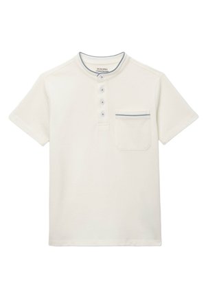 Chemise Henley blanche à manches courtes avec quatre boutons, une poche poitrine, et une subtile bordure grise sur le col et le bord de la poche.