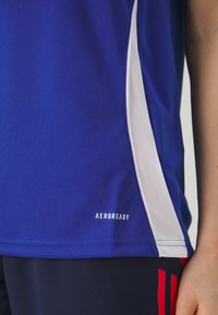 Blauw sportshirt met een witte zijstrook en het "AEROREADY"-logo, gemaakt van gladde, ademende stof. Korte mouwen en een design met ronde hals.