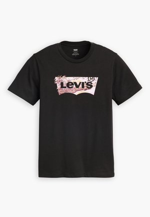 T-shirt noir à manches courtes avec un logo graphique Levi's rose et blanc représentant une scène naturelle au centre devant.