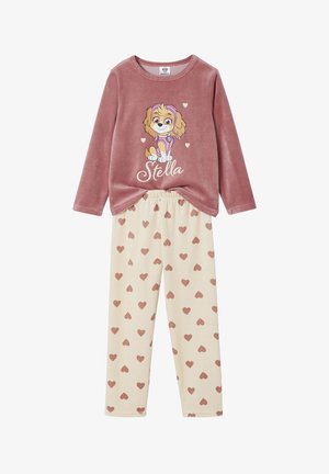 Rosa Fleece Langarmoberteil mit einem Cartoonhund und dem Text "Stella". Cremefarbene Hose mit verstreuten braunen Herzmustern. Weicher Stoff.