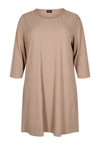 Beige klänning i strukturerad tyg med rund halsringning och trekvartsärmar. Har en rak skärning och ett subtilt fyrkantigt mönster.