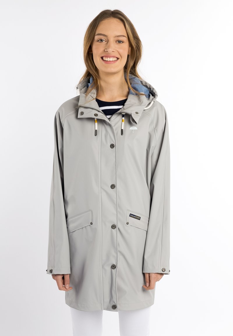 Giacca da pioggia grigio chiaro con cappuccio, chiusura con bottoni a pressione, due tasche frontali e rivestimento interno blu con lacci.