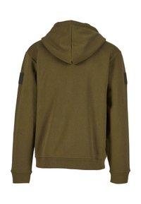 Felpa verde oliva con cappuccio, caratterizzata da una texture liscia, polsini a costine e una piccola toppa nera sul braccio superiore.