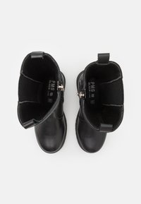 Sorte lær ankle boots med en glat tekstur, elastiske sideskaller og sølv hardware detaljer. Indvendigt er de polsteret med blødt stof.