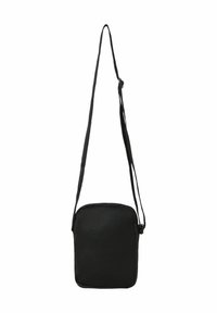 Sort crossbody taske med firkantet form, lavet af mesh-materiale. Har en lang justerbar rem og en lynlåslukning i toppen.