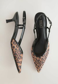 Crne patentne kožne sandale s petom i šiljastim nosom, s bočnim panelom od tkanine s leopard uzorkom i podesivim remenom oko gležnja.