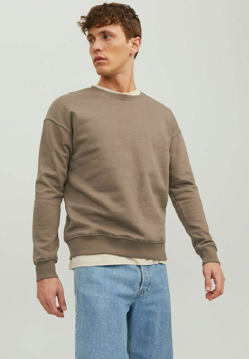 Jack & Jones - JJESTAR BASIC CREW NECK - Sweater - dark brown  evergreen, Vergroten