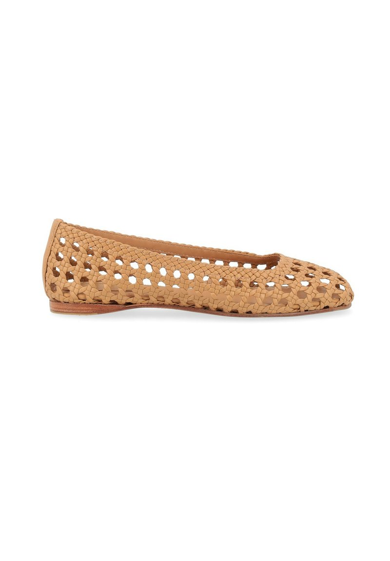 Ballerina in tessuto tan intrecciato con design a taglio, interno liscio e profilo basso. Presenta una punta tonda e una suola in legno minimal.