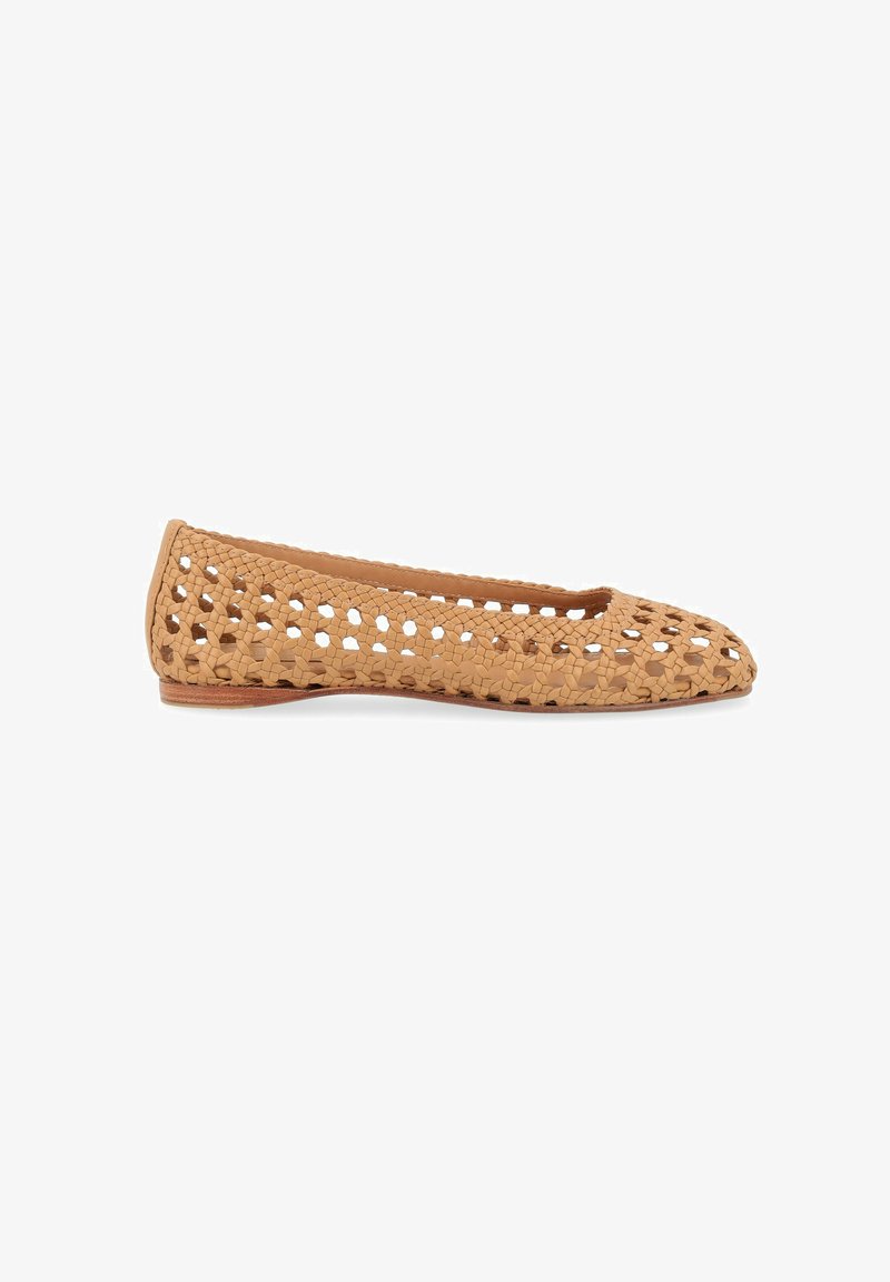 Ballerina in tessuto tan intrecciato con design a taglio, interno liscio e profilo basso. Presenta una punta tonda e una suola in legno minimal.