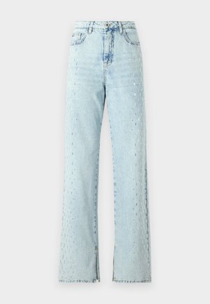 Lichtblauwe denim jeans met een wijd beenontwerp, voorzien van een verspreid rhinestone-patroon langs de zijkanten en een lichte rafeling aan de zoom.