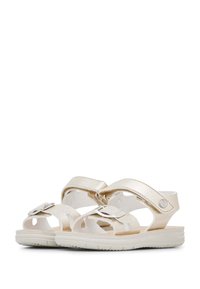 Zlaté metalické sandály na řemínku s nastavitelnými sponami, otevřená špička, texturovaná bílá stélka a lehká bílá podrážka.