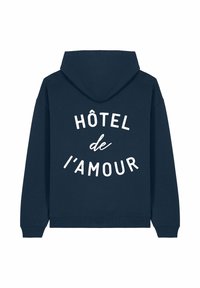 Felpa color blu navy con il testo bianco "HÔTEL de l'AMOUR" stampato sul retro, dotata di maniche lunghe e cappuccio anteriore.