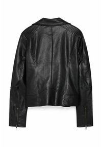 Zwarte leren motorjas met een getextureerde yoke, ritsen aan de mouwen en gedetailleerde stiksels langs de schouders en zoom.
