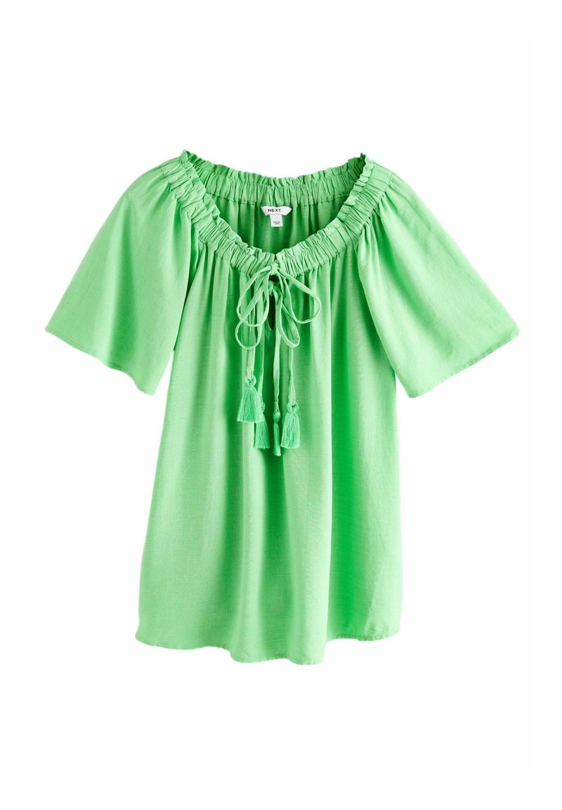 Top verde leggero con una vestibilità ampia. Presenta un colletto arricciato, un laccio con pon pon e maniche corte a campana.
