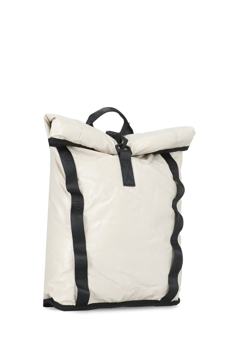 Zaino roll-top leggero di colore crema con spallacci e accessori neri. Texture opaca, forma rettangolare e dettagli con logo sugli spallacci.