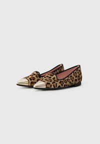 Sapatos rasos com padrão de leopardo, pontas douradas em bico, detalhes em preto, e um forro interior rosa, apresentando um design de salto baixo.