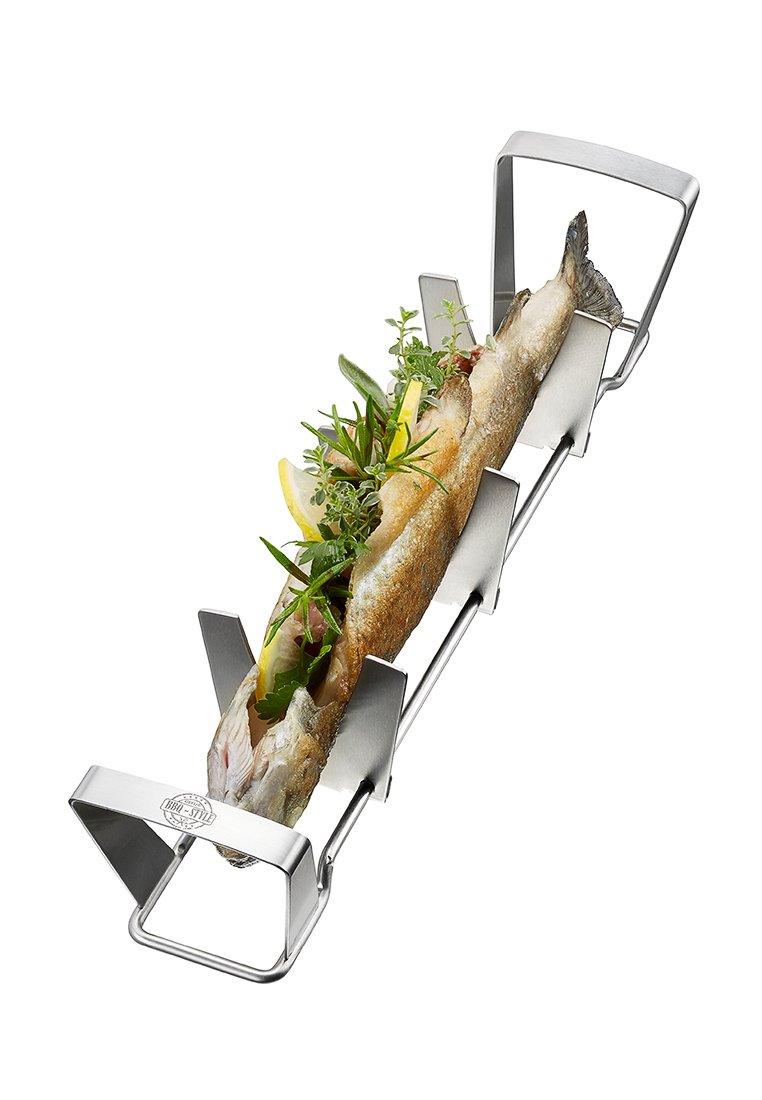 Metalowa kratka do pieczenia ryb z wydłużonymi ramionami ze stali nierdzewnej trzymająca całą upieczoną rybę, udekorowaną ziołami i plasterkami cytryny.