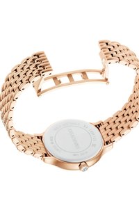 Różowozłoty zegarek na rękę z plecioną metalową bransoletą, okrągłą kopertą i polerowanym tyłem. Posiada pojedynczy kryształ zdobiący koronę.