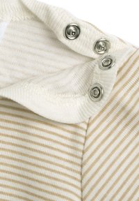 Pruhované látkové oblečení s krátkými rukávy v béžové a krémové barevné kombinaci. Límec obsahuje stříbrné patentky pro zapínání.