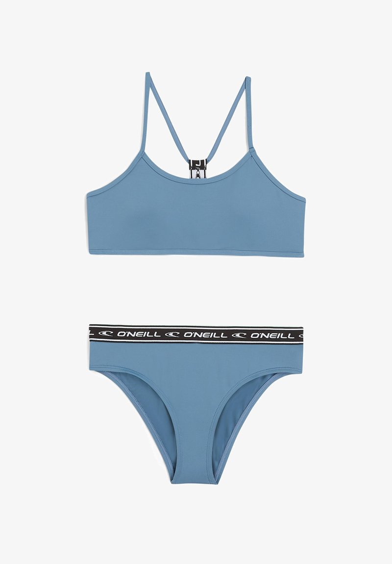 Blå bikini med en crop-top som har justerbara axelband och stängning bak. Delarna har en svart O'Neill-logga på midjan. Slät tygkvalitet.